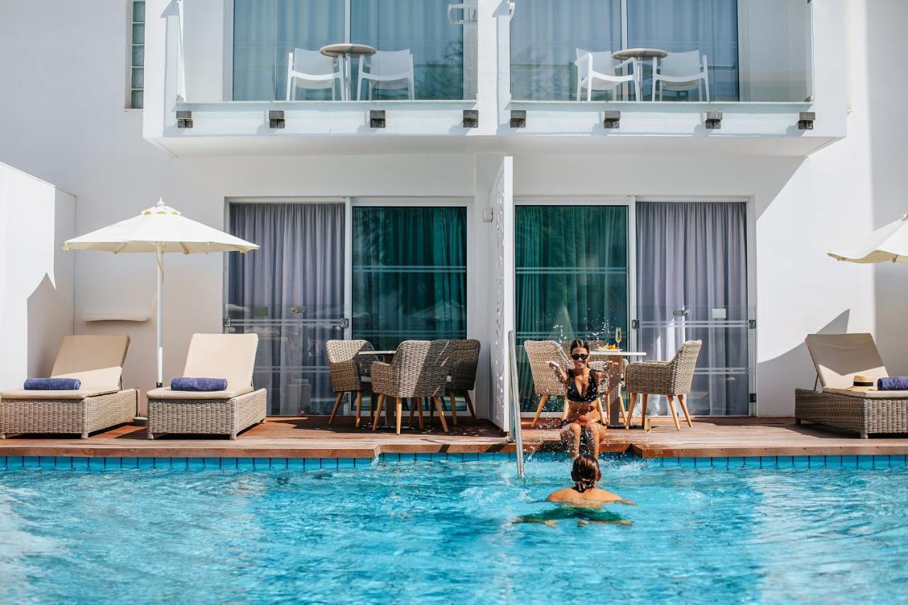 Double or Twin Room Swim-up,1026146758:JPEG