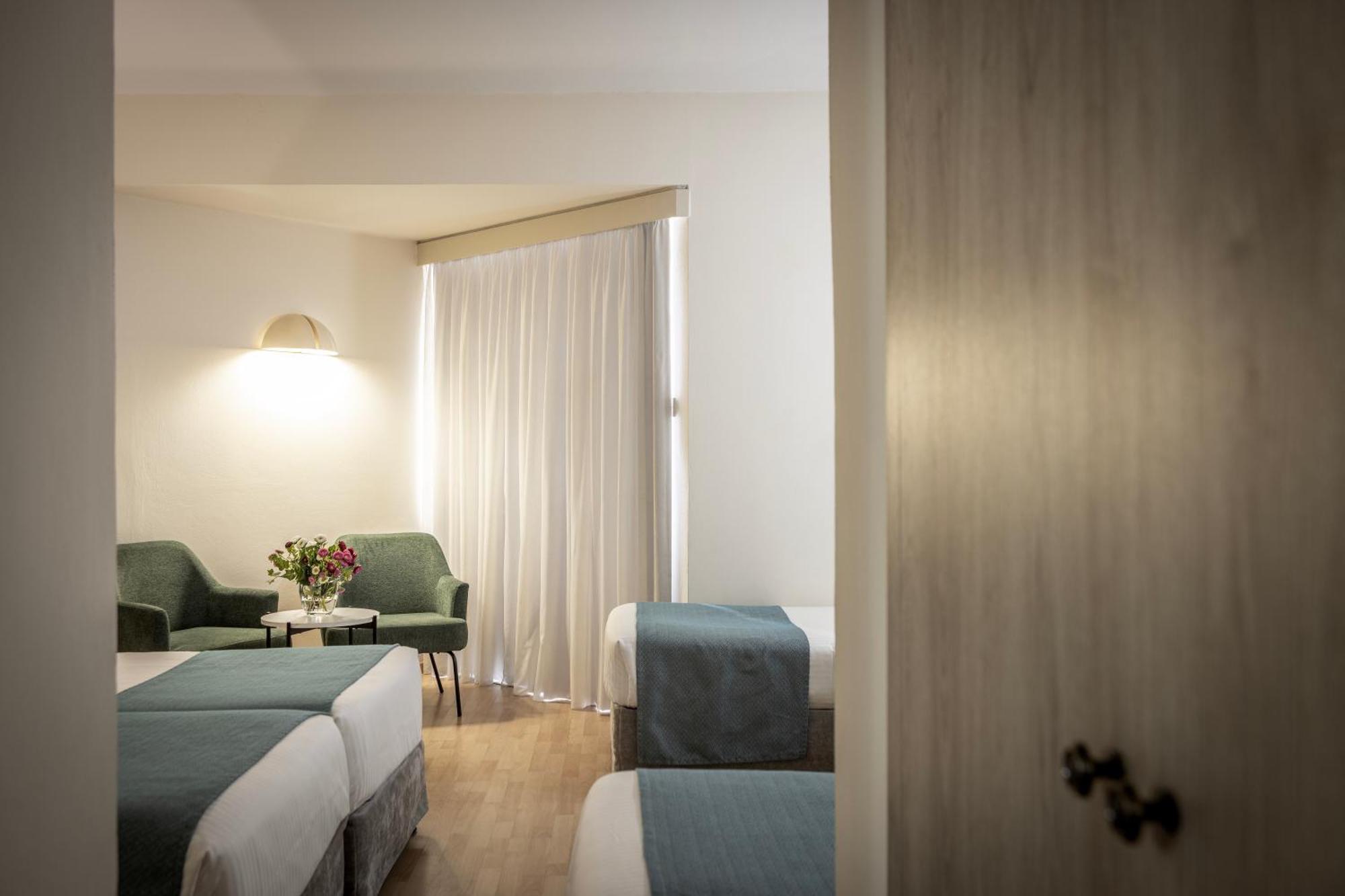 Family Room (4 Adults),1682927941:JPEG