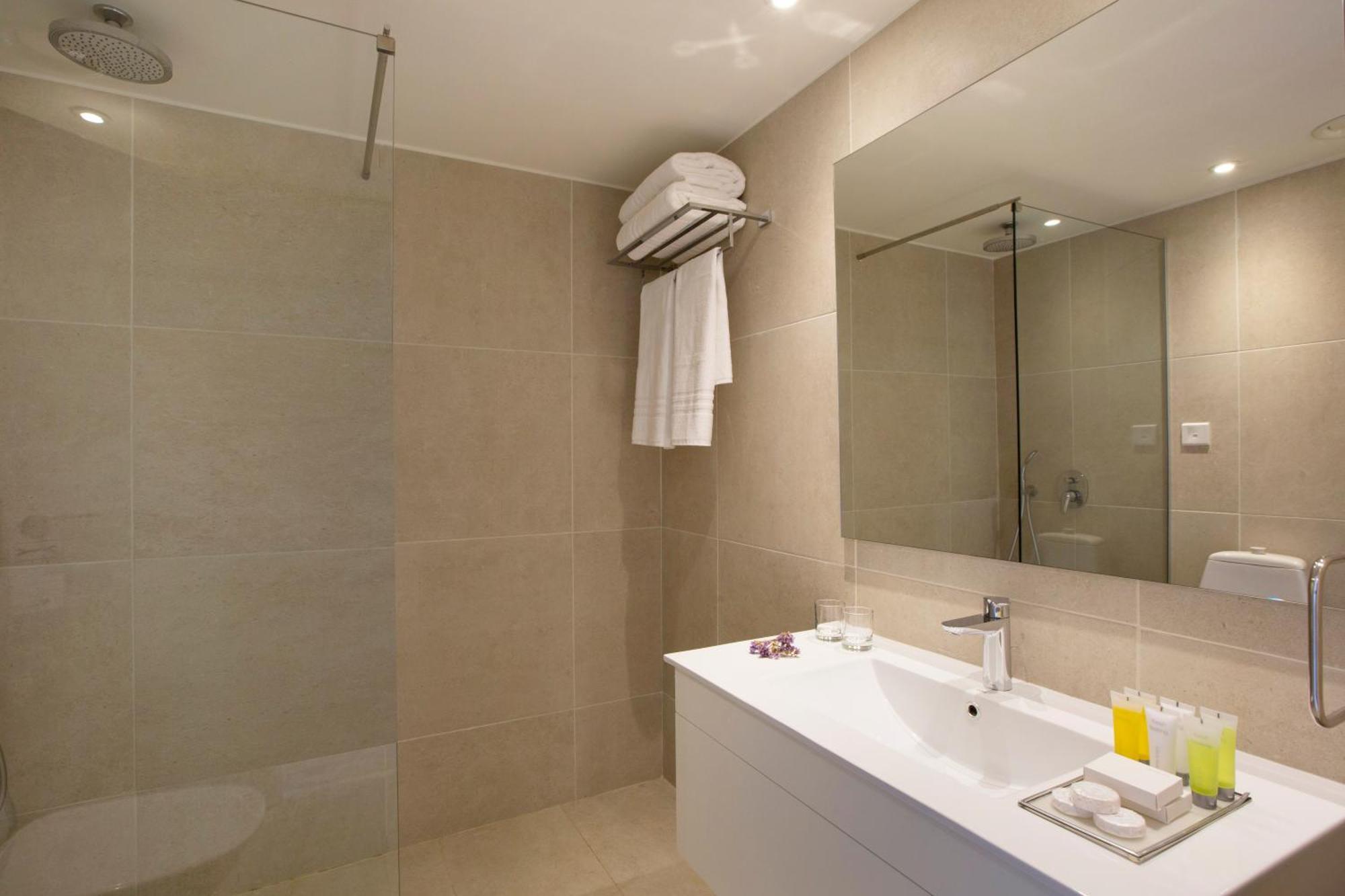 Deluxe Twin Room with Side Sea View