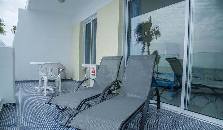 Deluxe One-Bedroom Apartment with Sea View