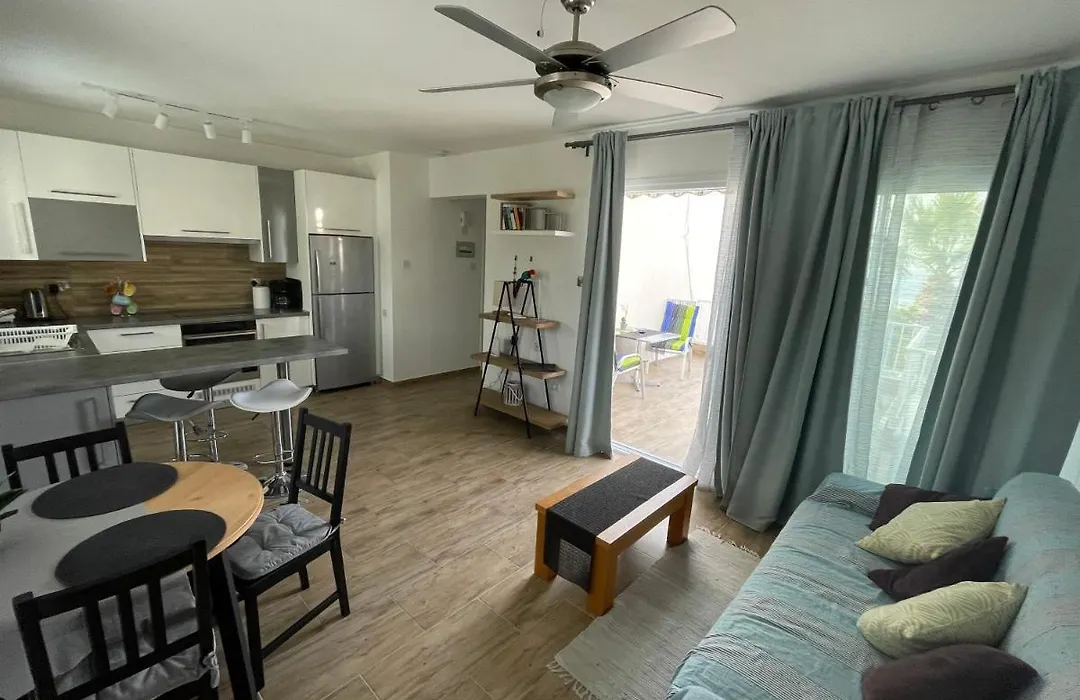 Coral Bay Modern Renovated Apartment By The Sea-1