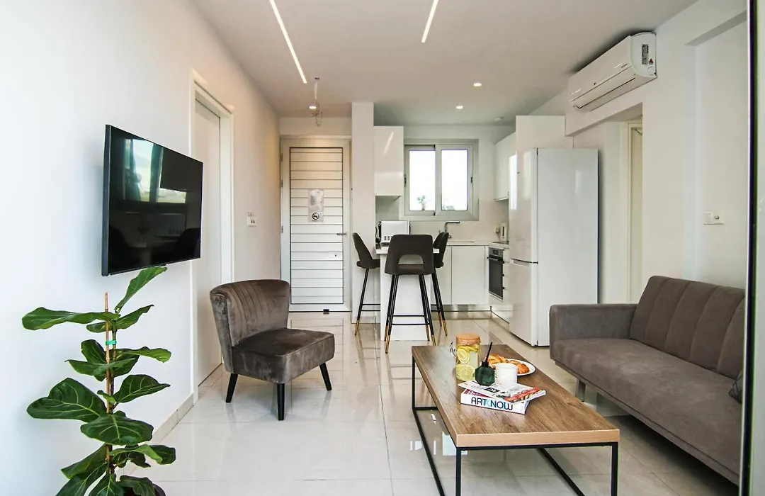 Phaedrus Living - Seaside Executive Flat Harbour 205-1