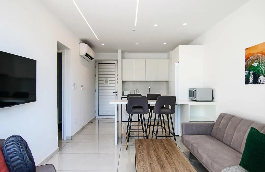 Phaedrus Living - Seaside Executive Flat Harbour 203-1