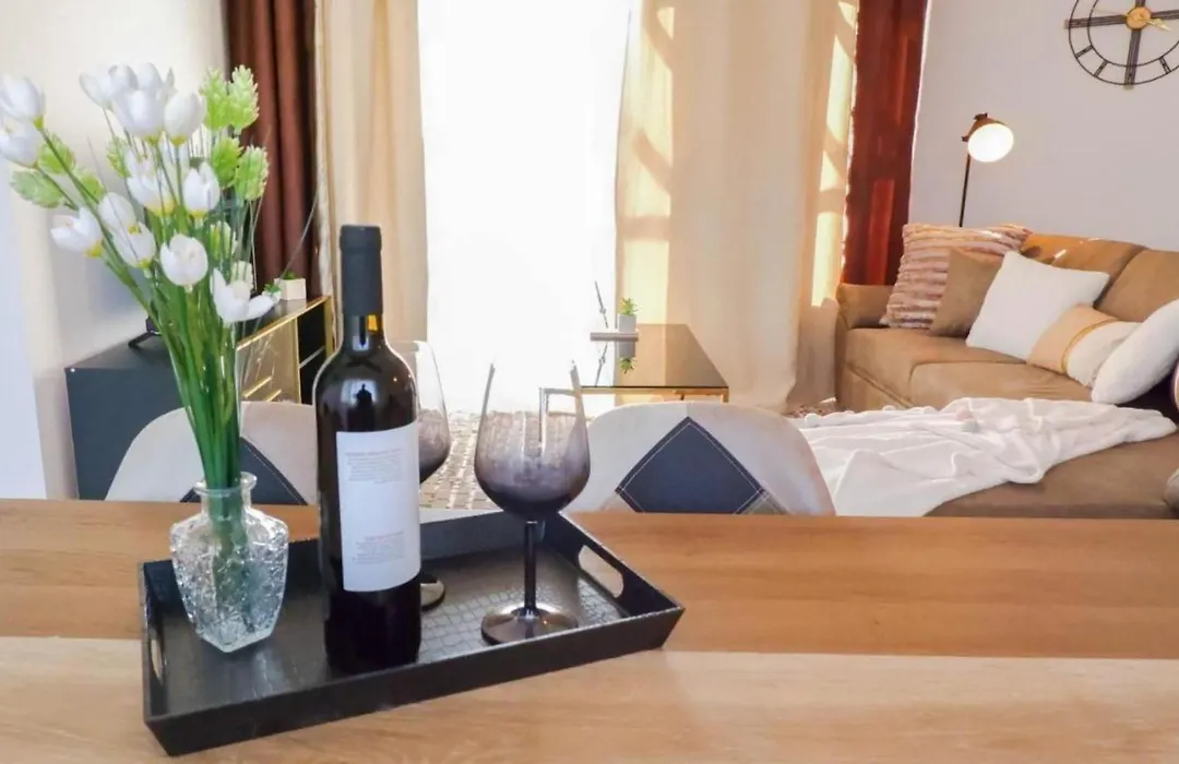 H&O Boulevard Breeze Apartment!-1