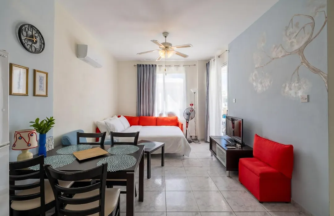 Cozy 1 Bedroom Apartment In Walking Distance To The Municipal Beach-1