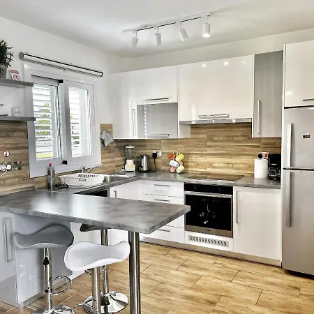 Coral Bay Modern Renovated Apartment By The Sea-2