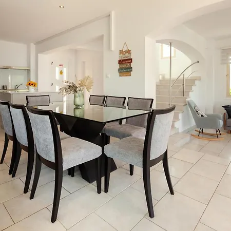 Infinity Luxury 4 Bedroom Villa-2
