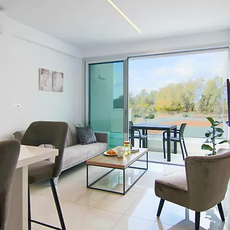 Phaedrus Living - Seaside Executive Flat Harbour 205-2