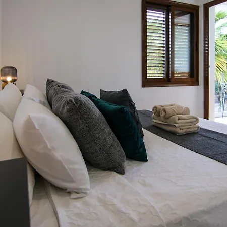 Phaedrus Living: Seaside Flat Constantinos 113-2
