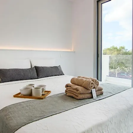 Phaedrus Living - Seaside Executive Flat Harbour 202-3