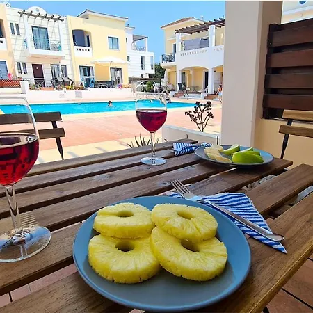 Maria'S Holiday House - Communal Pool-3