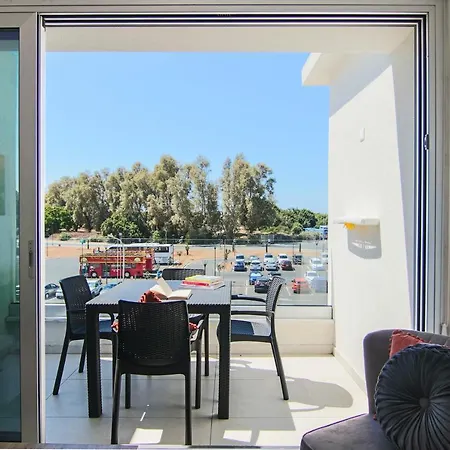 Phaedrus Living - Seaside Executive Flat Harbour 203-2