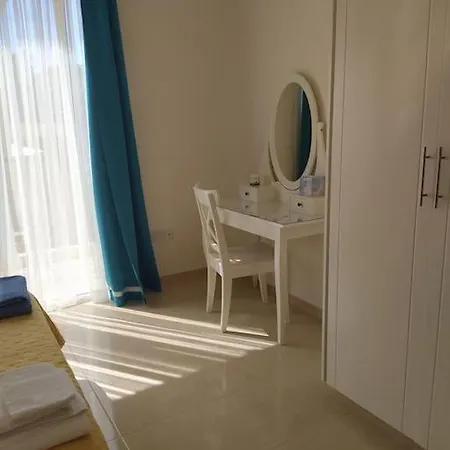 Cheerful 2-Bedroom Townhouse With Pool - Attheodora'S-3