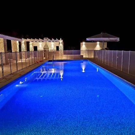 Holiday 6 Bedroom Luxury Villa-3