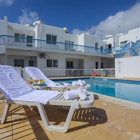 Stylish Holiday Apartment - Large Pool - Close To Beach-3