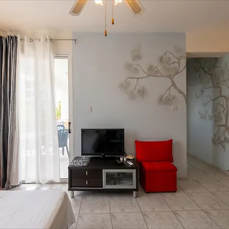 Cozy 1 Bedroom Apartment In Walking Distance To The Municipal Beach-3