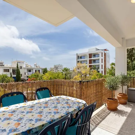 Cozy 1 Bedroom Apartment In Walking Distance To The Municipal Beach-2