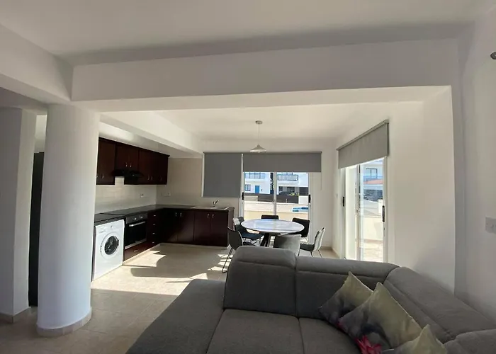 Cosy Apartment In Kato Paphos With Pool Access