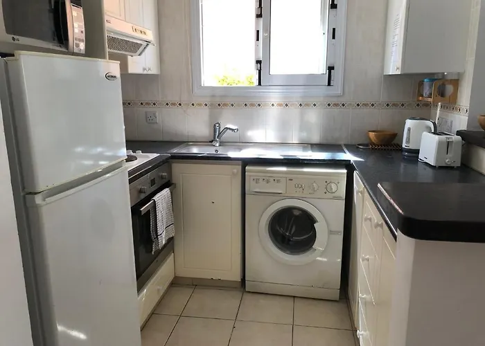 Spacious 2 bed groundfloor apartment in Limnaria Gardens Paphos