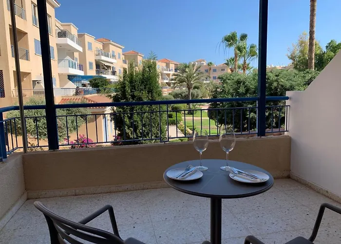 Kings Palace - Modern And Stylish Pool Facing Apartment Paphos