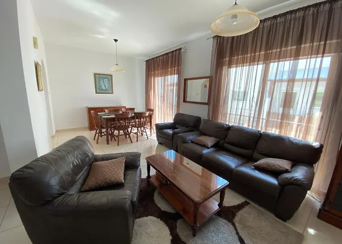 Three Bedroom Casa De Paphos