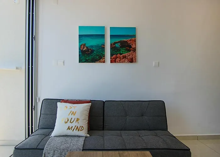 Haustierfreundliches Ferienwohnung Phaedrus Living - Seaside Luxury Flat Harbour 103 Paphos