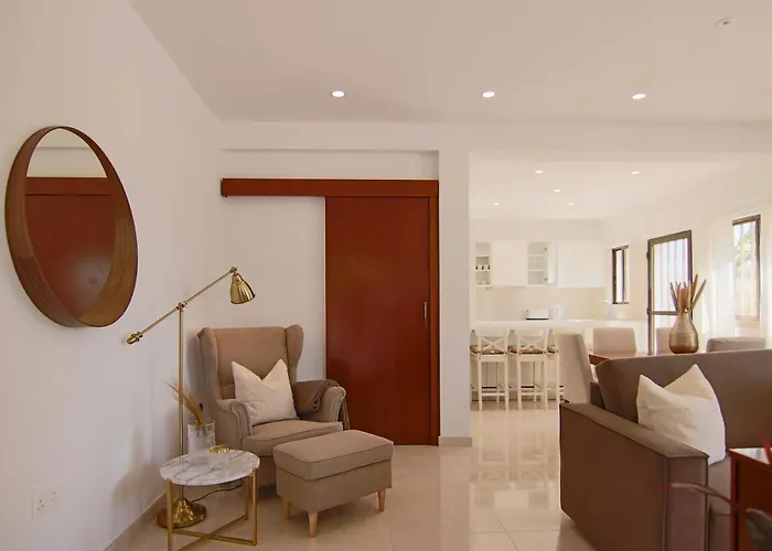 Haustierfreundliches Phaedrus Living: City View Luxury Flat Androcleous Paphos