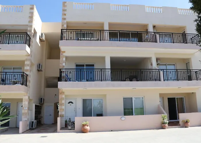 Sunset Apartment With Pool & 10 Mins To Venus Beach Paphos