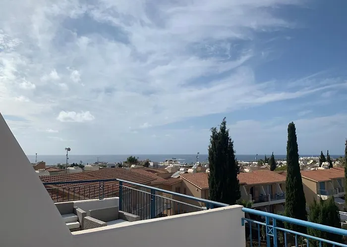 Regina Gardens - Spacious 3 Bed, 2 Bath Maisonette Paphos met een Zwembad