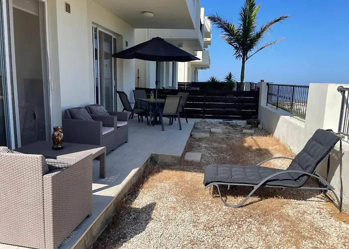 2 Bed Apt Mountains And Costal Views With Pool Paphos acceptant les animaux
