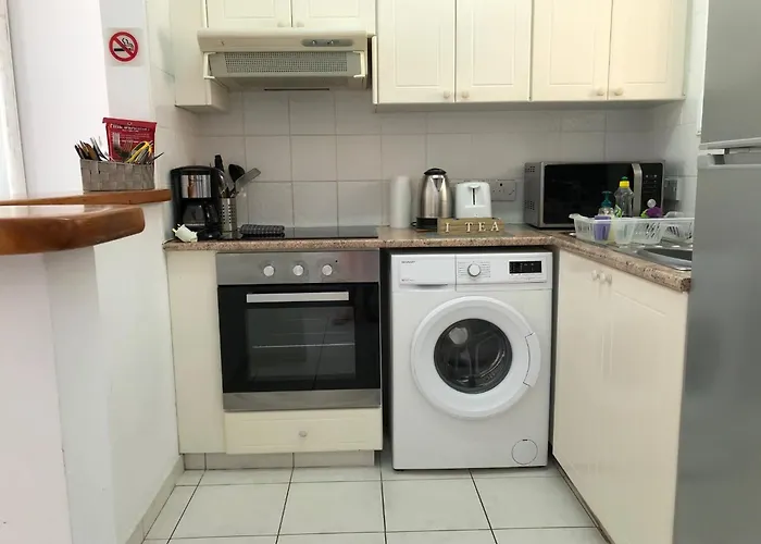 Stylish 1 Bedroom Apartment In Limnaria Gardens Paphos che accetta animali