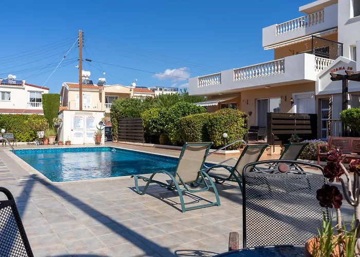 A Central Two Bedroom Pool-Side Apartment In Paphos