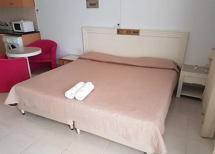 Zoe'S Court Aparthotel Klorakas