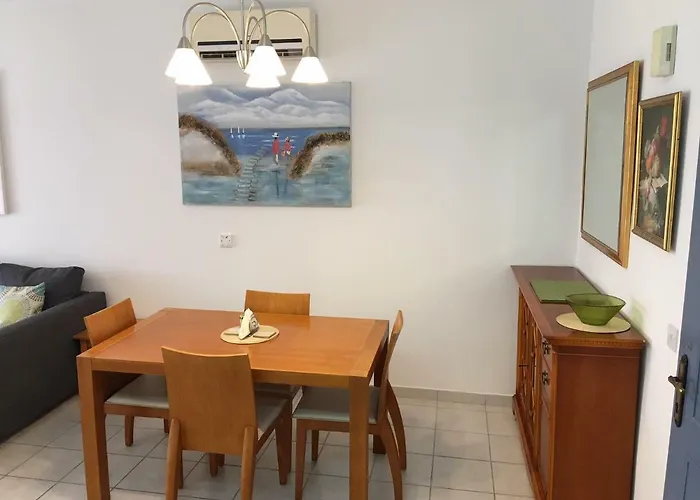 Limnaria Gardens - Modern 1 Bed, Walk To Beach & Shops Paphos